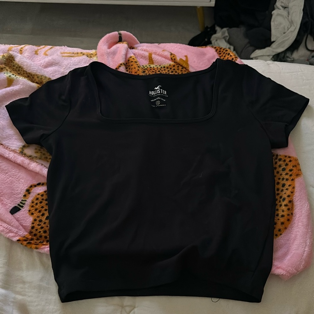 Hollister tee